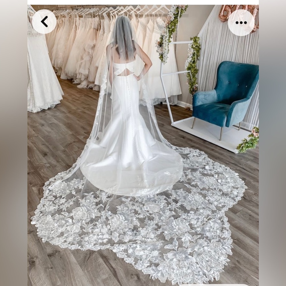 Beautiful Bridal Lace Veil by ESSENCE OF AUSTRALIA In Ivory.  #AVL0032IV